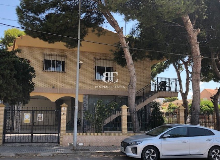 Resale - Villa -
Los Alcazares