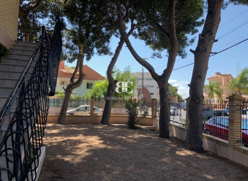 Resale - Villa -
Los Alcazares