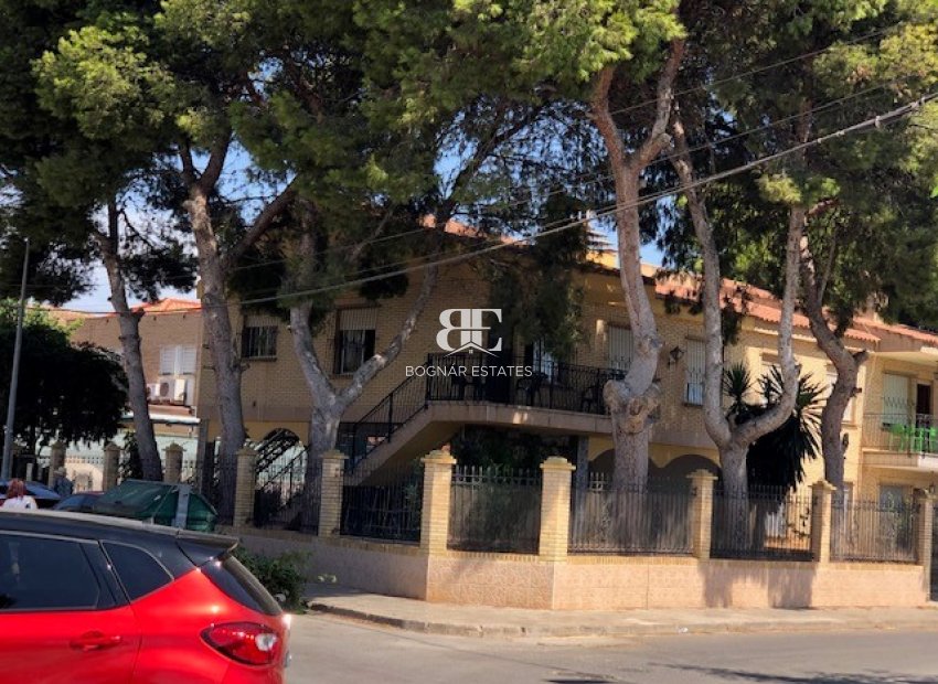 Resale - Villa -
Los Alcazares