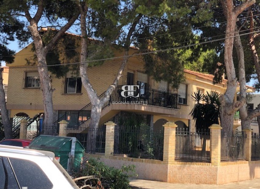 Resale - Villa -
Los Alcazares