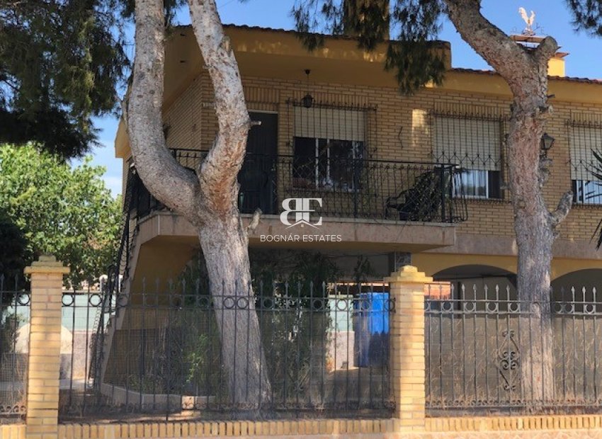 Resale - Villa -
Los Alcazares