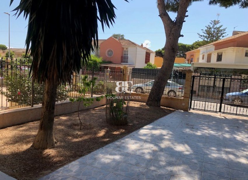 Resale - Villa -
Los Alcazares