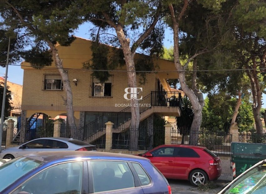 Resale - Villa -
Los Alcazares