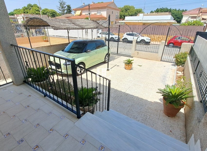 Resale - Villa -
Los Alcazares