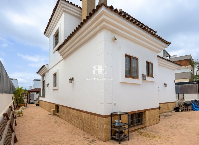Resale - Villa -
Los Montesinos - La Herrada