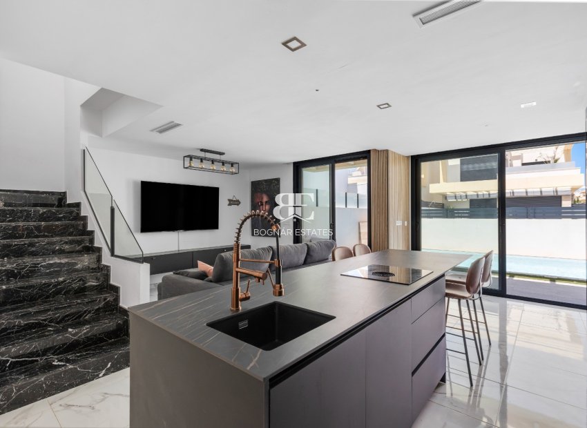 Resale - Villa -
Los Montesinos - La Herrada