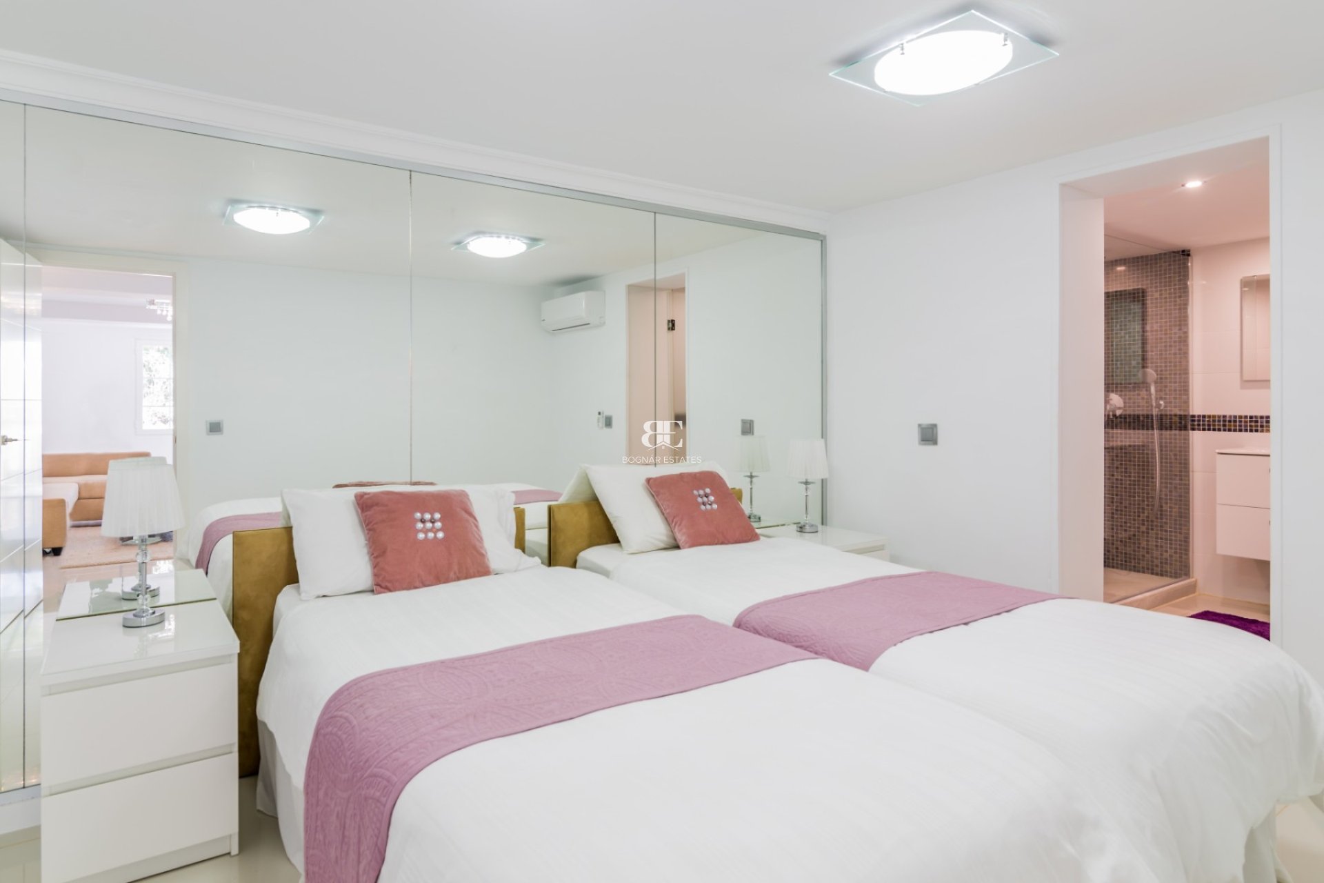 Resale - Villa -
Marbella - Elviria