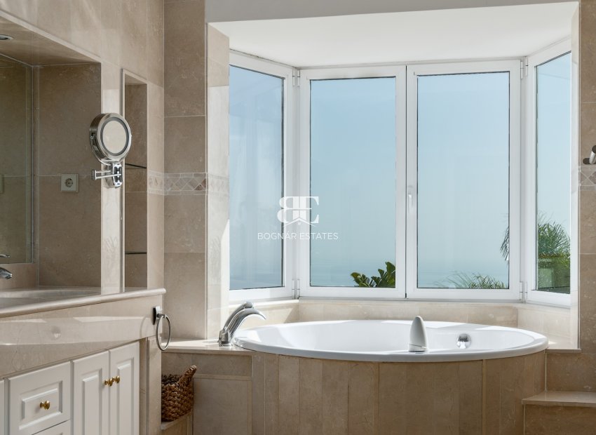 Resale - Villa -
Marbella - Los Monteros