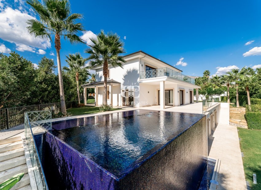 Resale - Villa -
Marbella - Nueva Andalucía