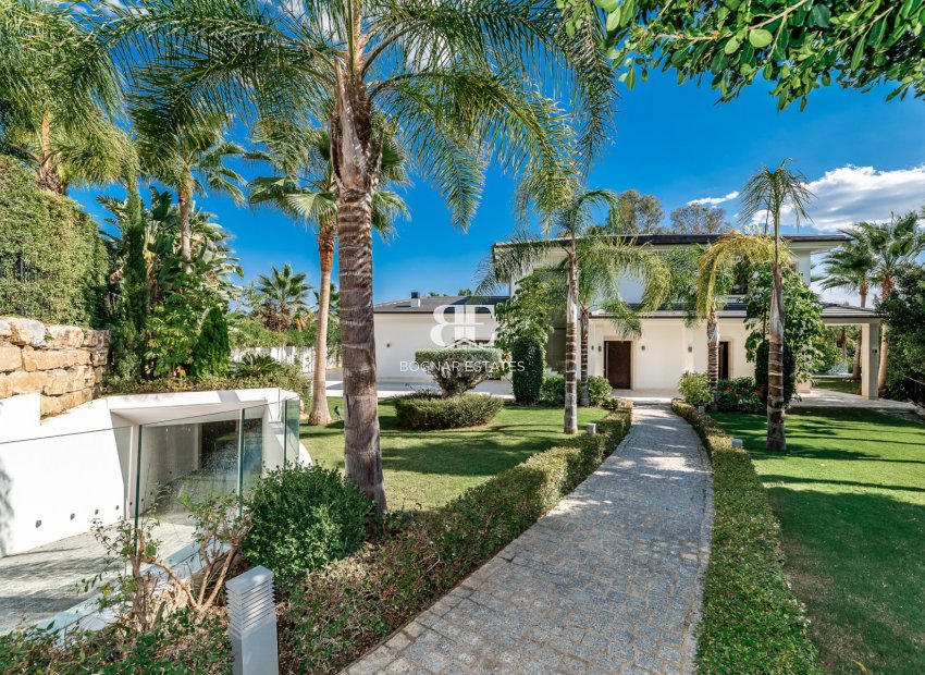 Resale - Villa -
Marbella - Nueva Andalucía