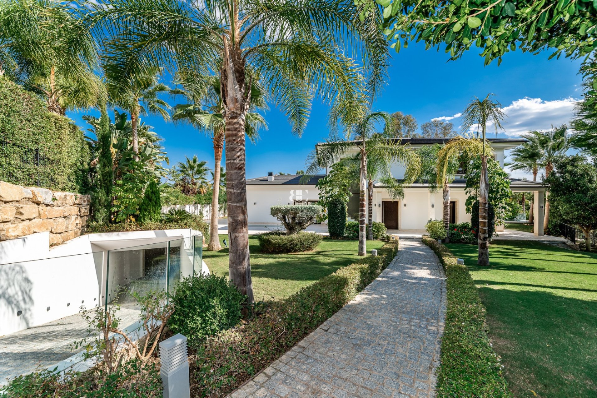 Resale - Villa -
Marbella - Nueva Andalucía