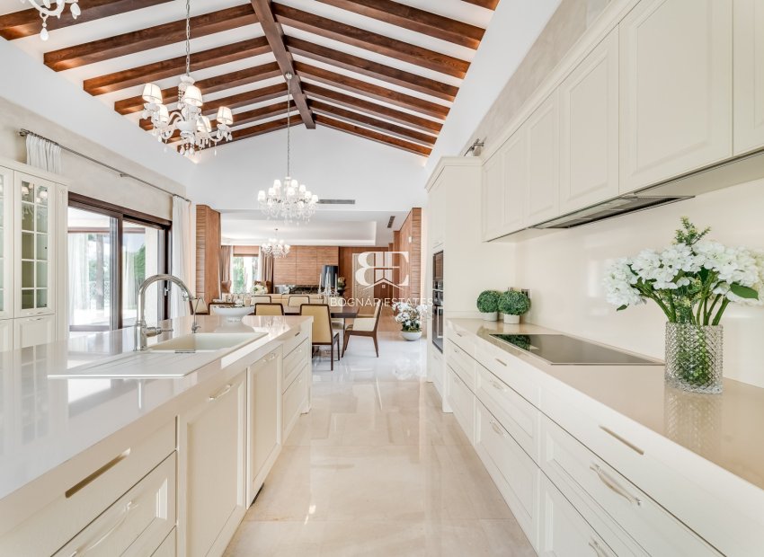 Resale - Villa -
Marbella - Nueva Andalucía