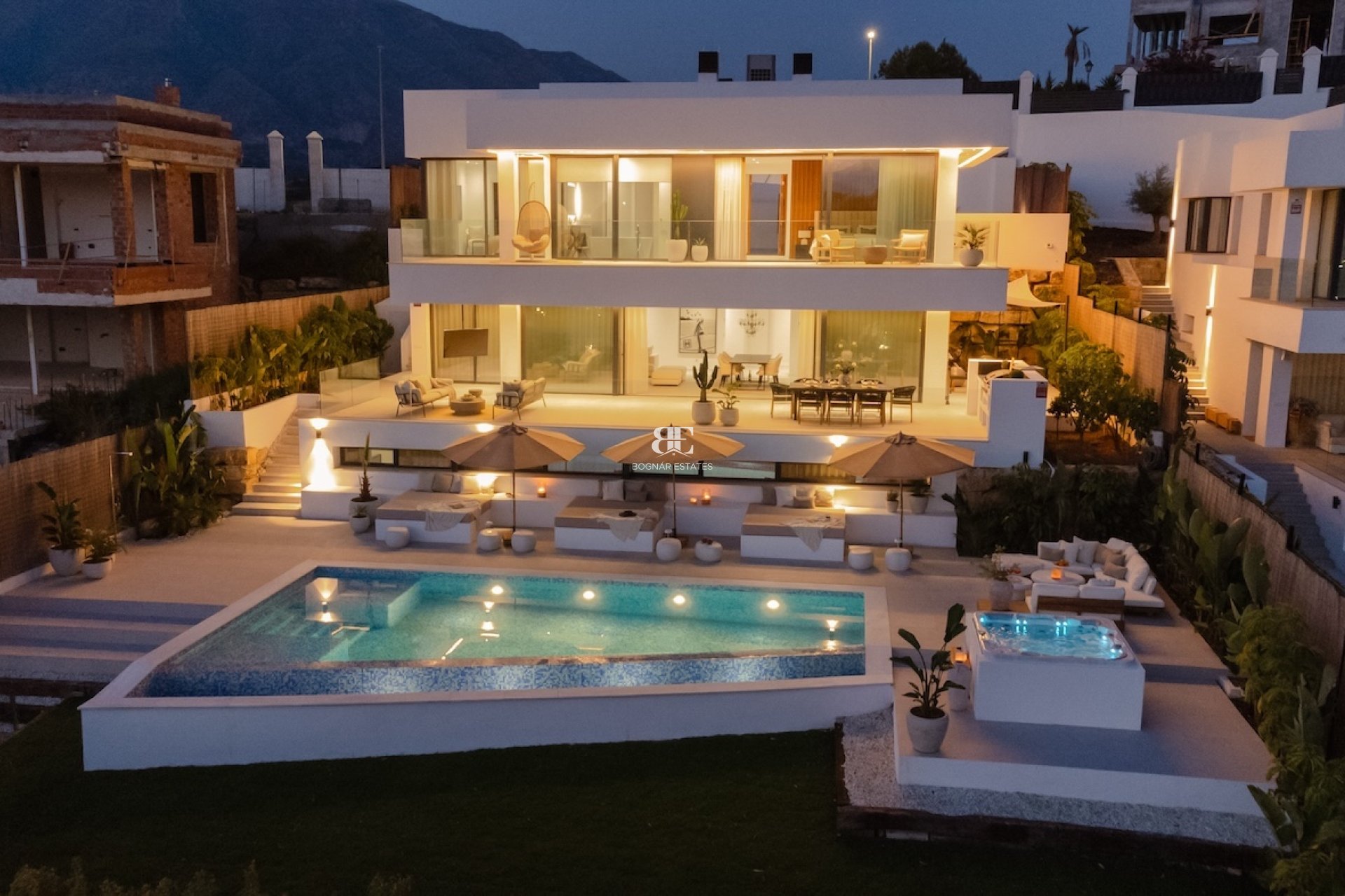 Resale - Villa -
Marbella - Nueva Andalucía