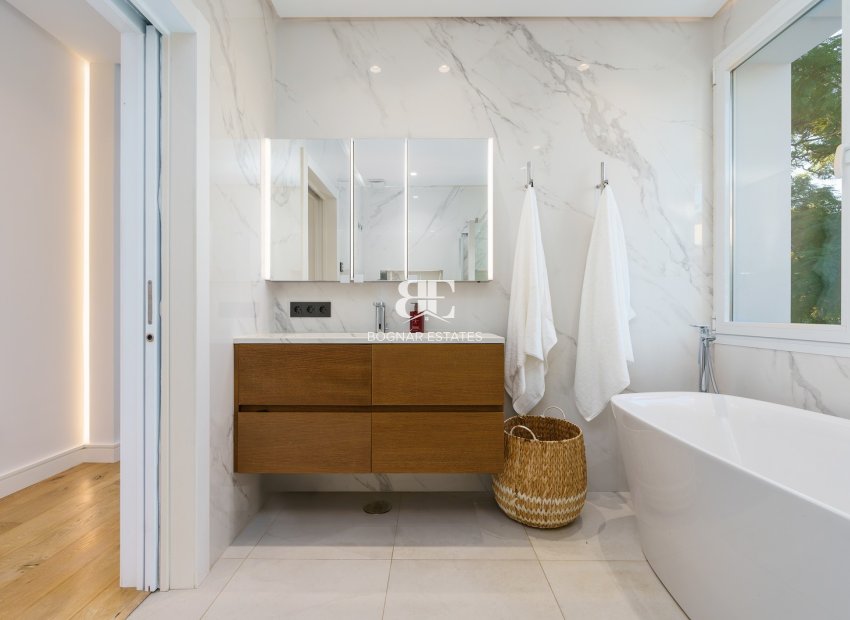 Resale - Villa -
Marbella - Nueva Andalucía