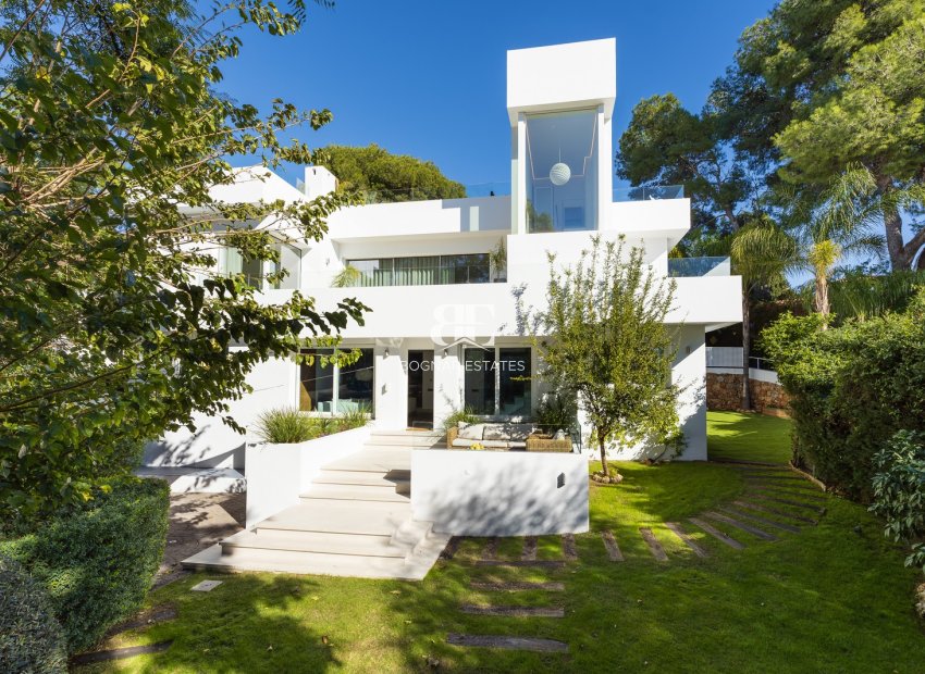 Resale - Villa -
Marbella - Nueva Andalucía