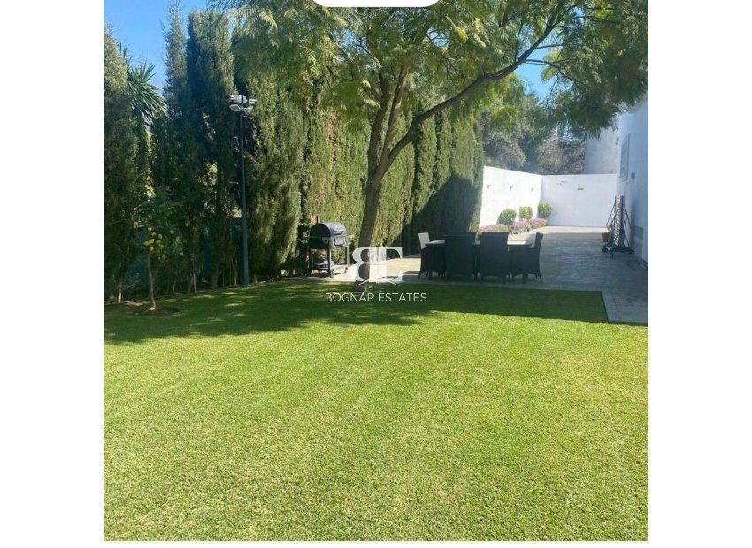 Resale - Villa -
Marbella - Nueva Andalucía