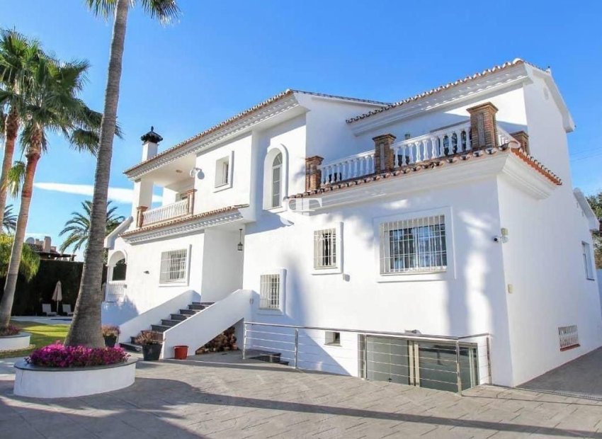 Resale - Villa -
Marbella - Nueva Andalucía