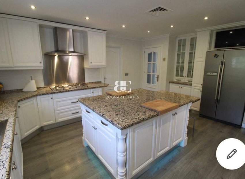 Resale - Villa -
Marbella - Nueva Andalucía