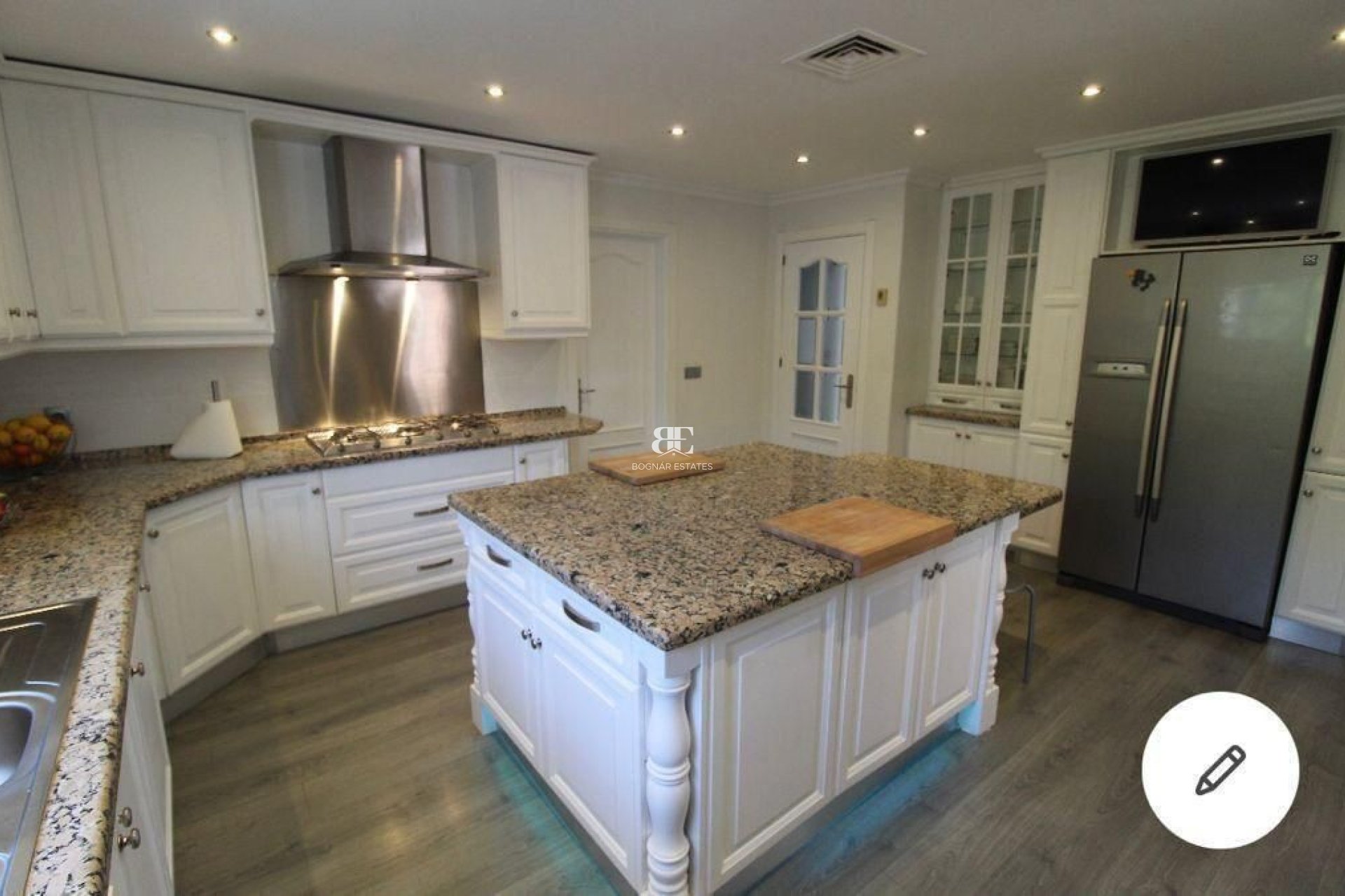 Resale - Villa -
Marbella - Nueva Andalucía