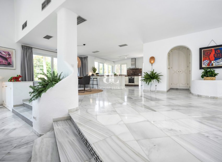Resale - Villa -
Marbella - Nueva Andalucía