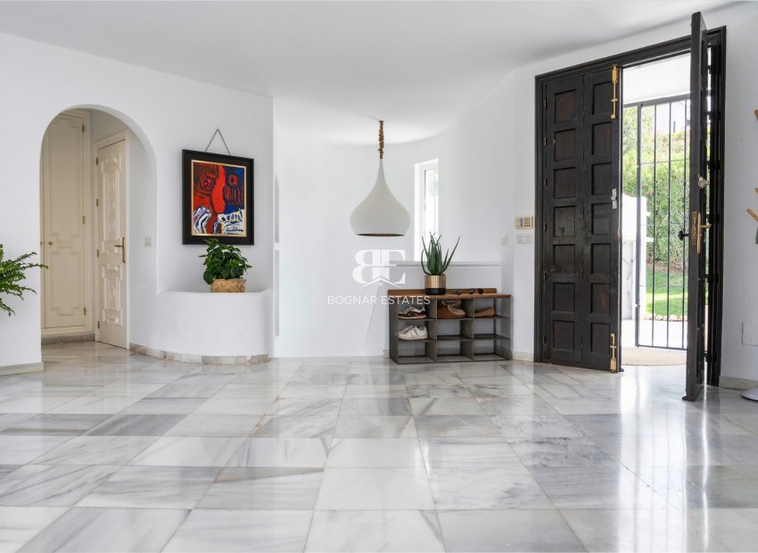 Resale - Villa -
Marbella - Nueva Andalucía