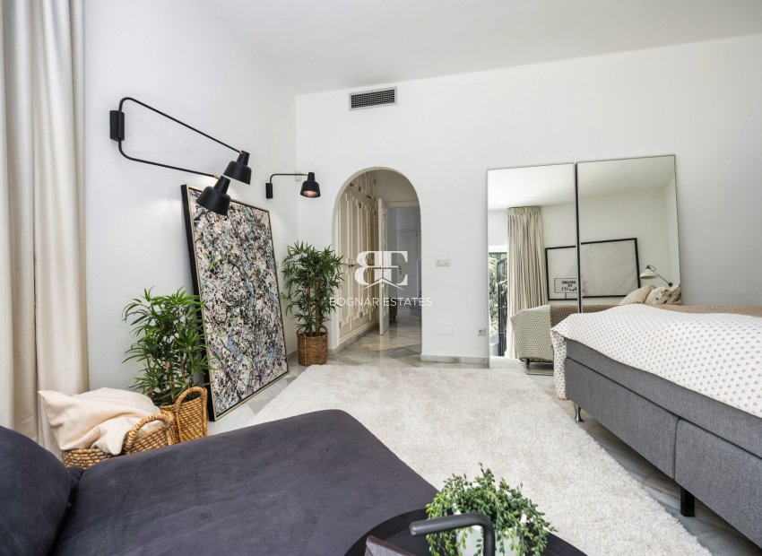 Resale - Villa -
Marbella - Nueva Andalucía