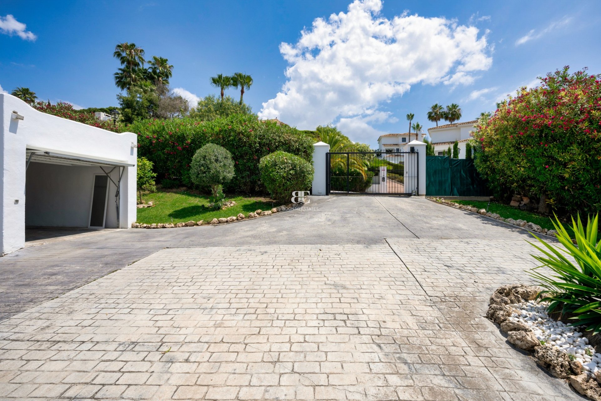 Resale - Villa -
Marbella - Nueva Andalucía