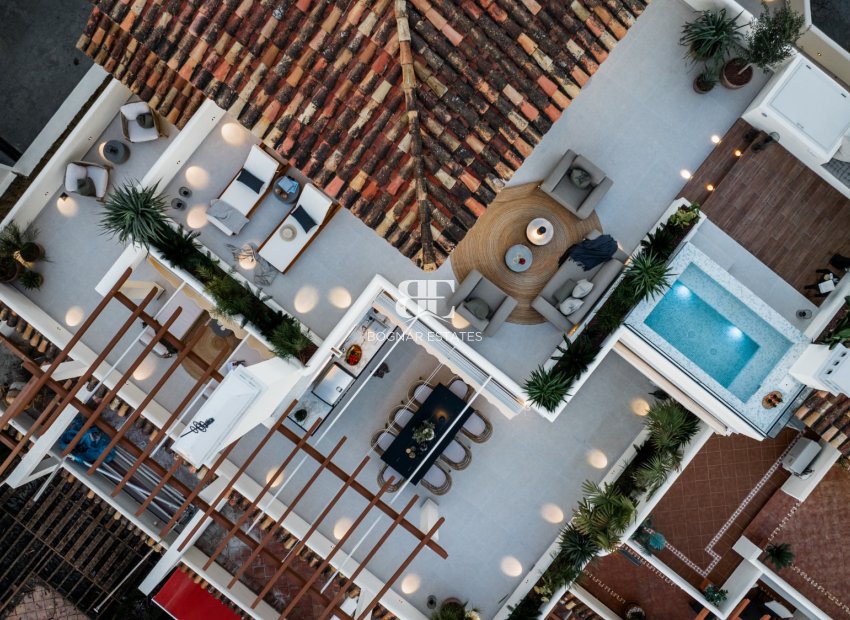 Resale - Villa -
Marbella - Nueva Andalucía