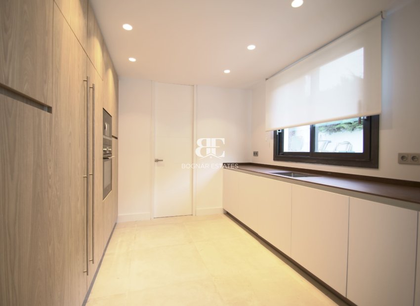 Resale - Villa -
Marbella - Nueva Andalucía