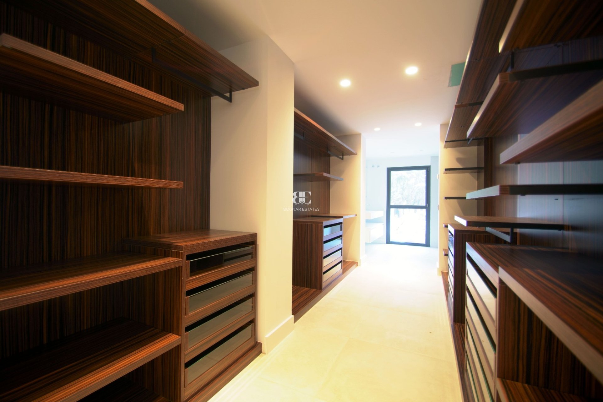 Resale - Villa -
Marbella - Nueva Andalucía