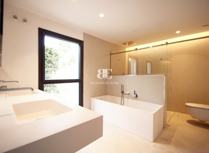 Resale - Villa -
Marbella - Nueva Andalucía