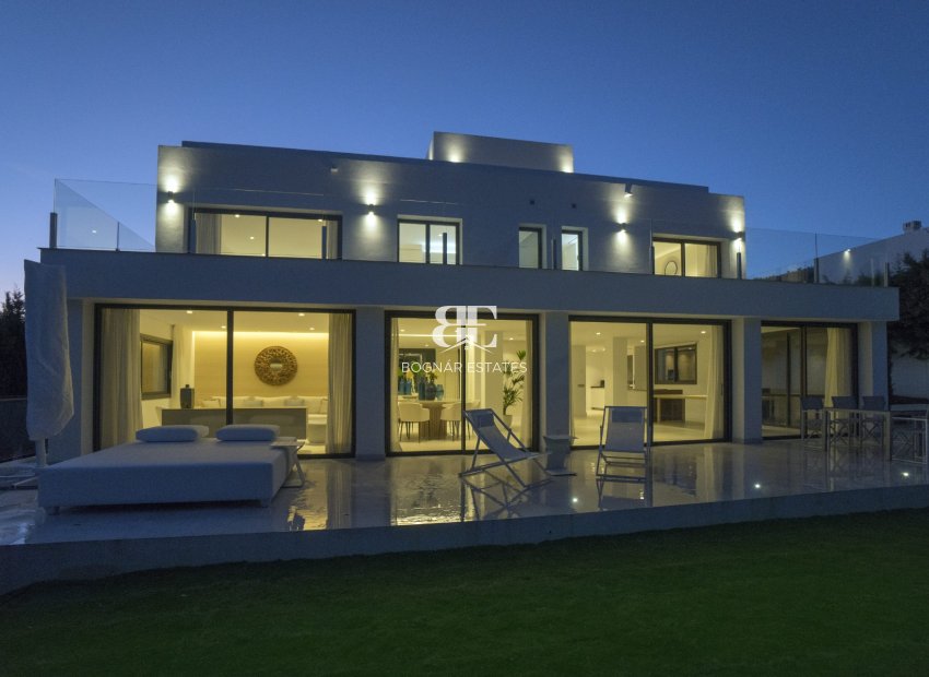 Resale - Villa -
Marbella - Nueva Andalucía