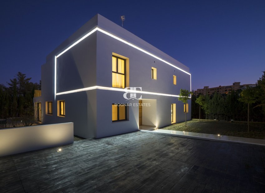Resale - Villa -
Marbella - Nueva Andalucía