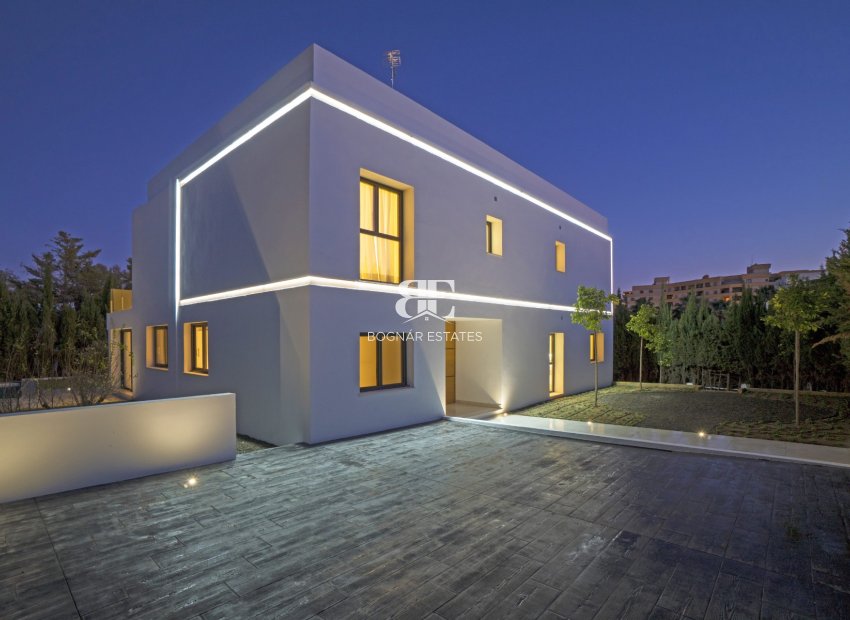 Resale - Villa -
Marbella - Nueva Andalucía