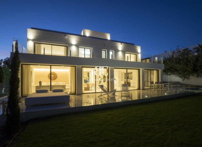 Resale - Villa -
Marbella - Nueva Andalucía