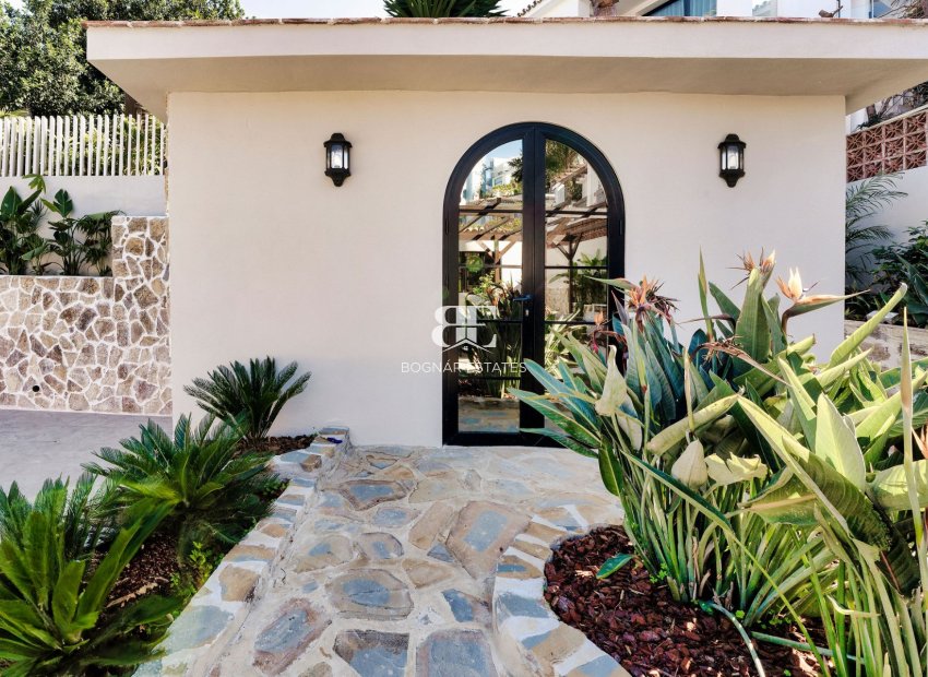 Resale - Villa -
Marbella - Nueva Andalucía