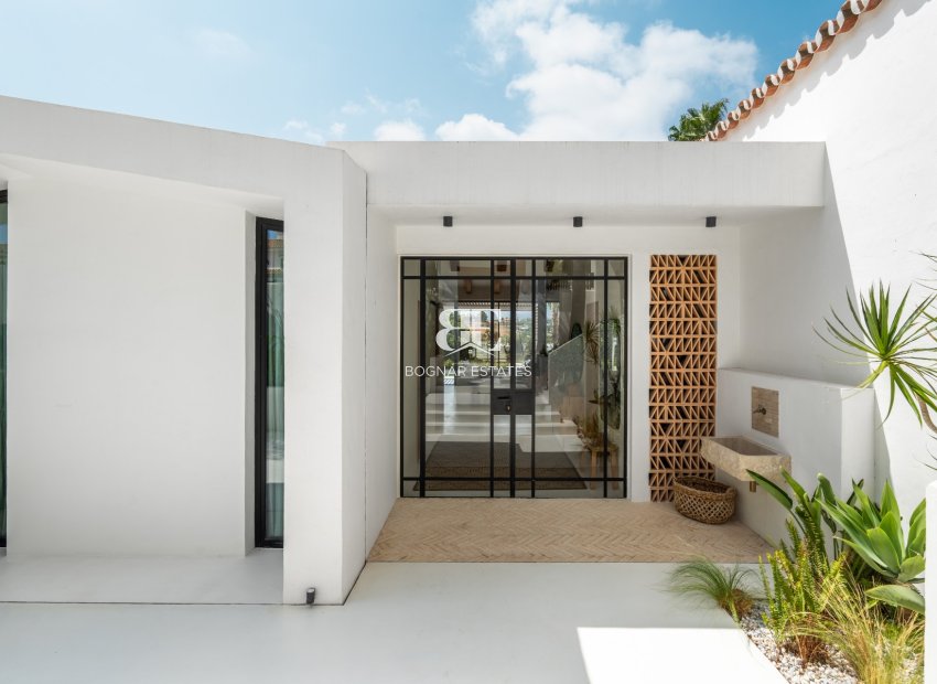 Resale - Villa -
Marbella - Nueva Andalucía