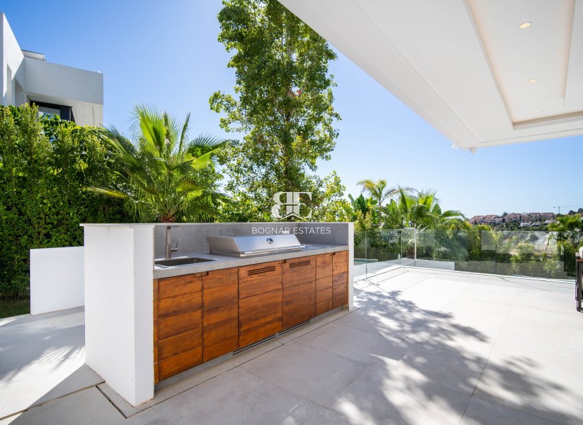 Resale - Villa -
Marbella - Nueva Andalucía