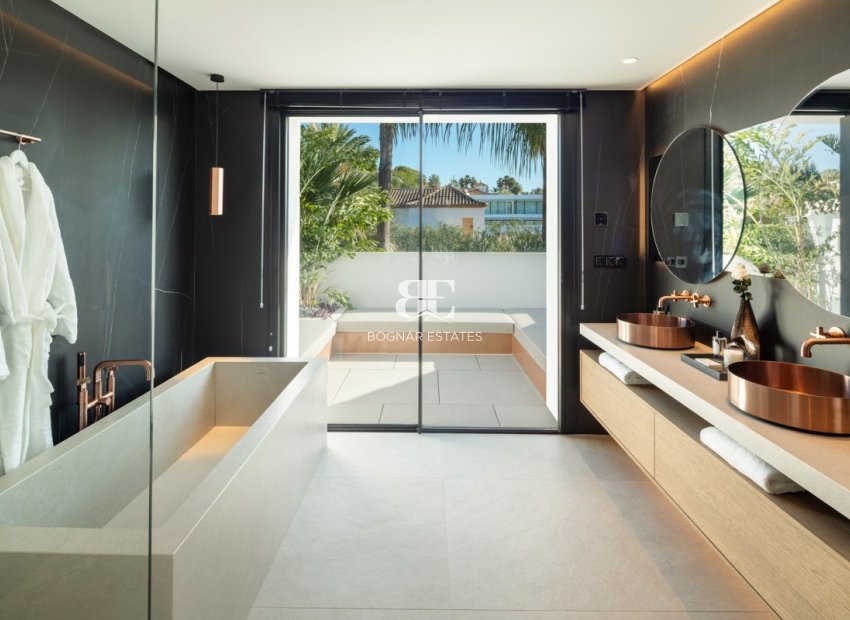Resale - Villa -
Marbella - Nueva Andalucía