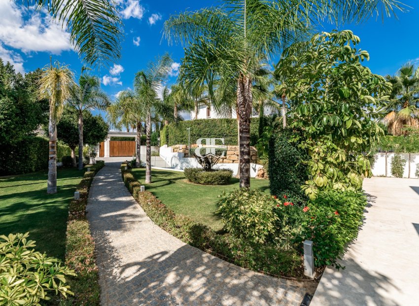 Resale - Villa -
Marbella - Nueva Andalucía