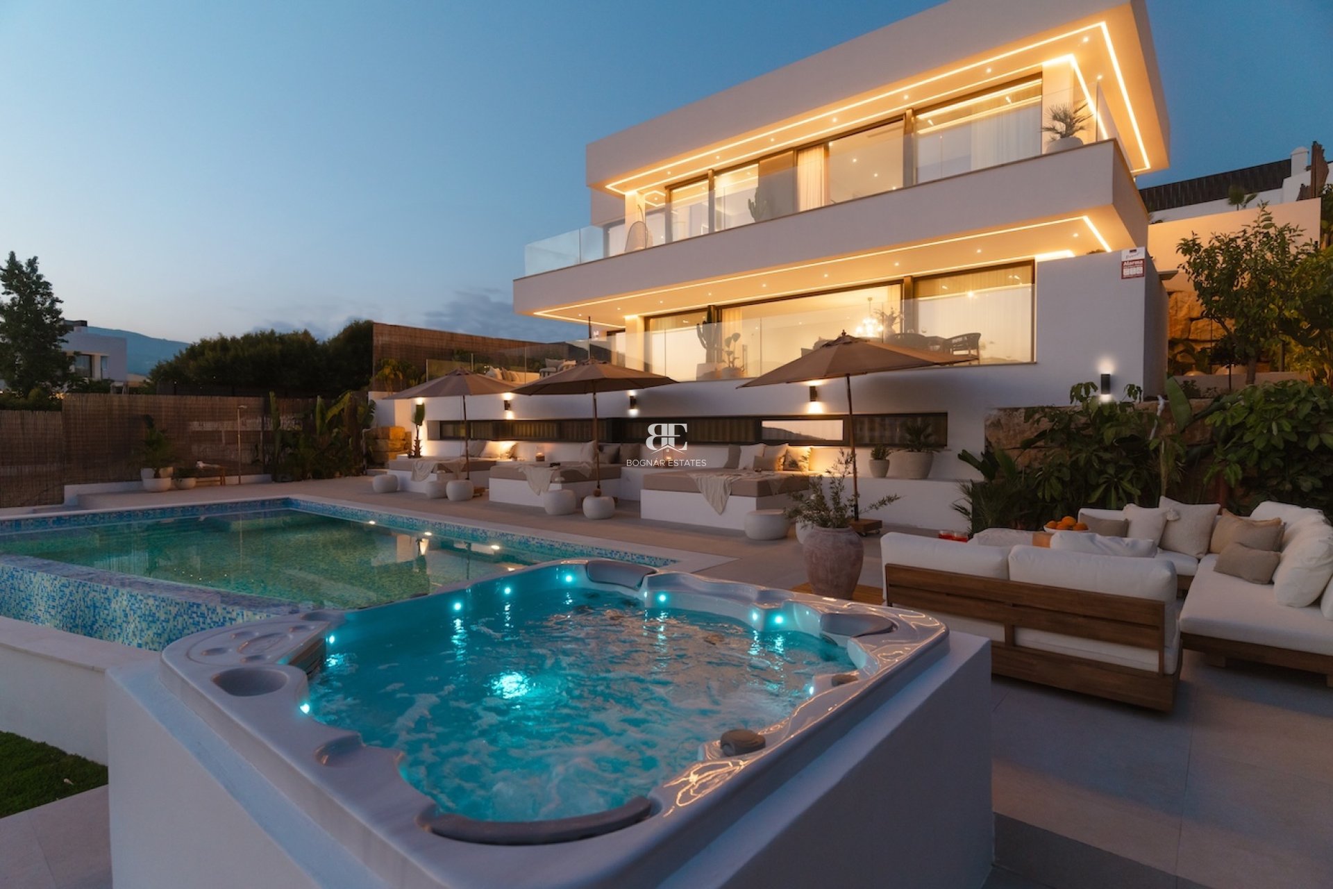 Resale - Villa -
Marbella - Nueva Andalucía