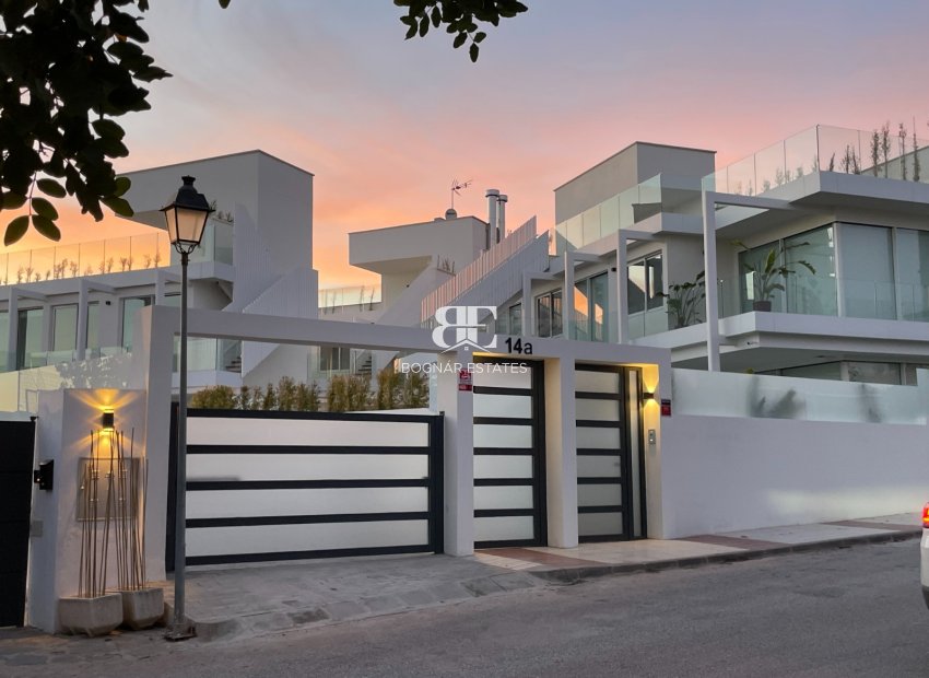 Resale - Villa -
Marbella - Sierra Blanca