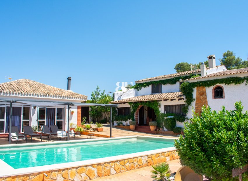 Resale - Villa -
Onil