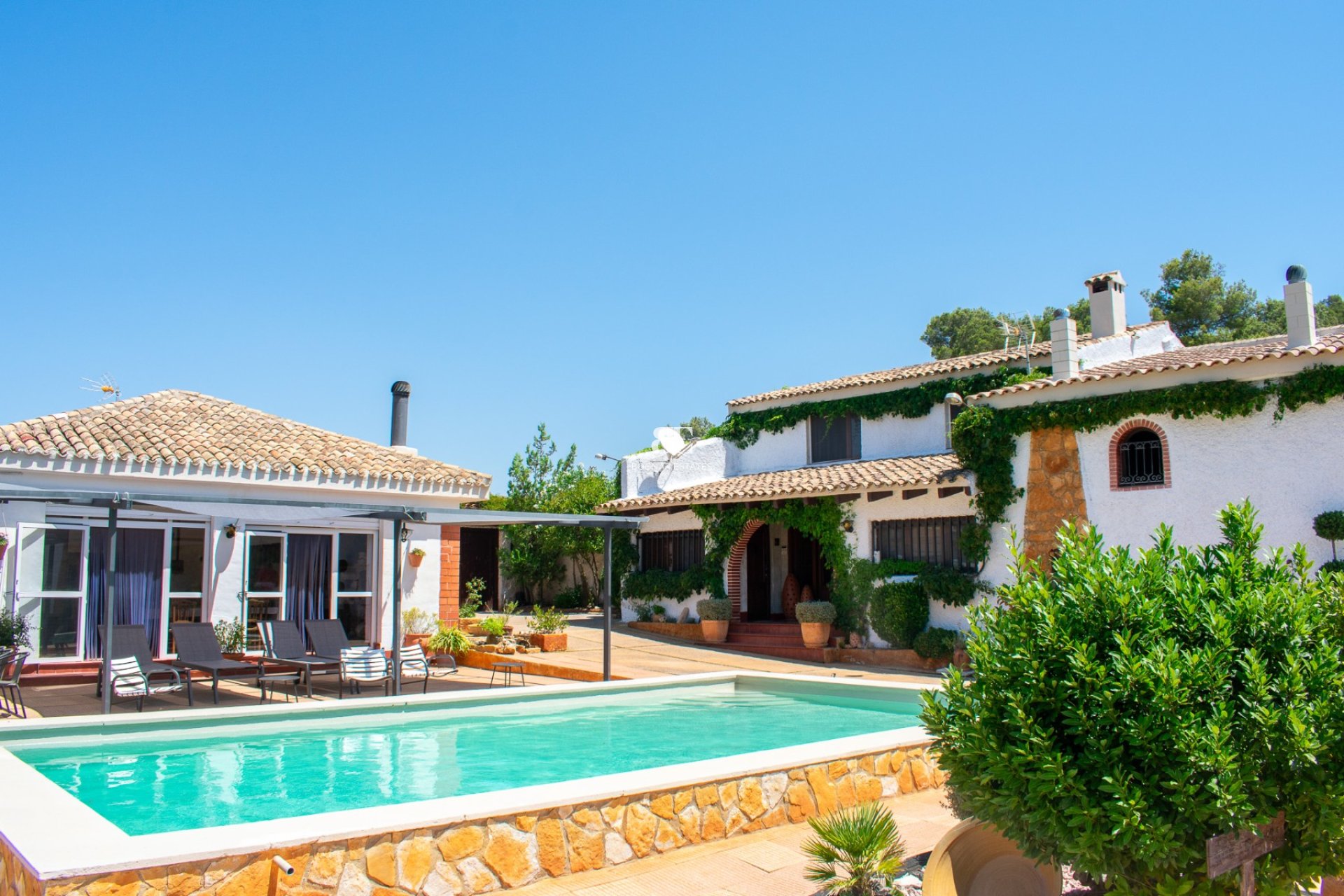 Resale - Villa -
Onil