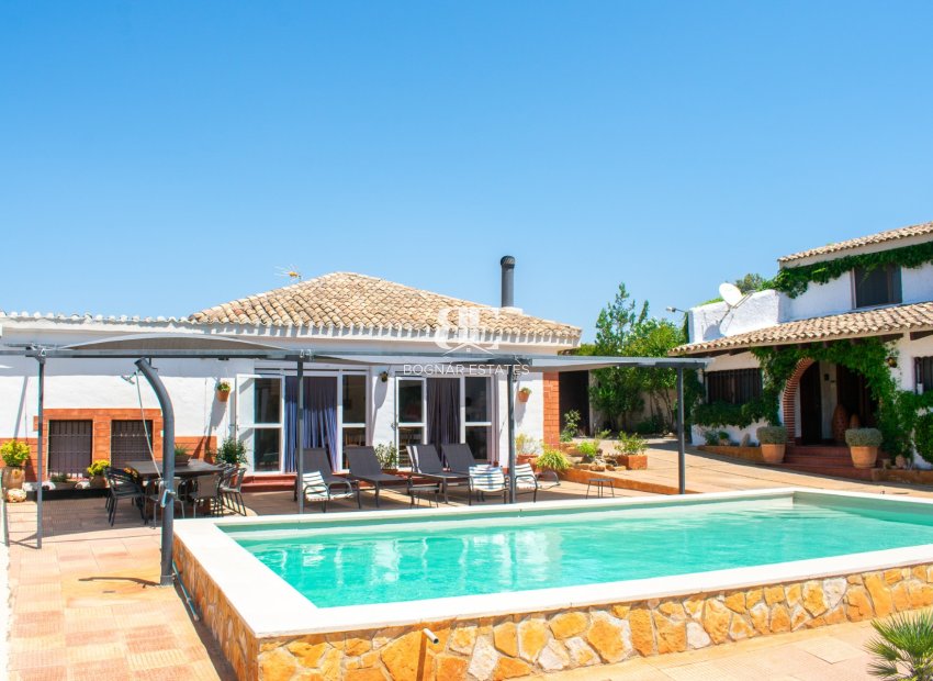 Resale - Villa -
Onil