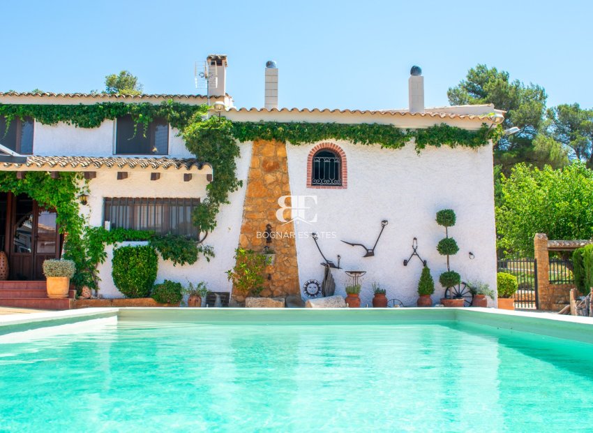 Resale - Villa -
Onil