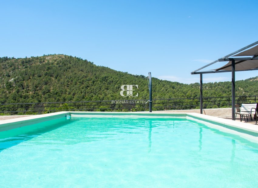 Resale - Villa -
Onil