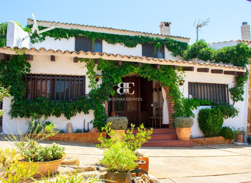 Resale - Villa -
Onil