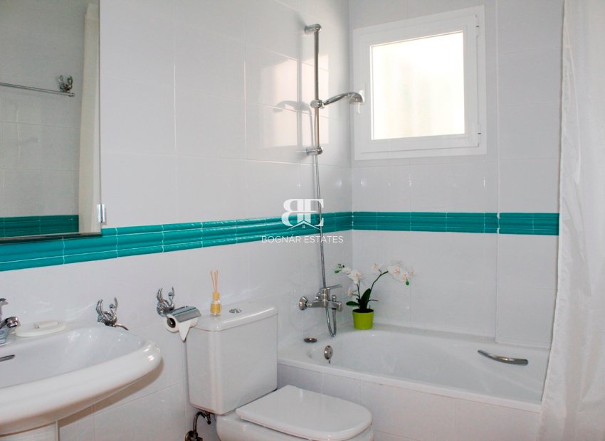 Resale - Villa -
Orihuela Costa - Campoamor Golf