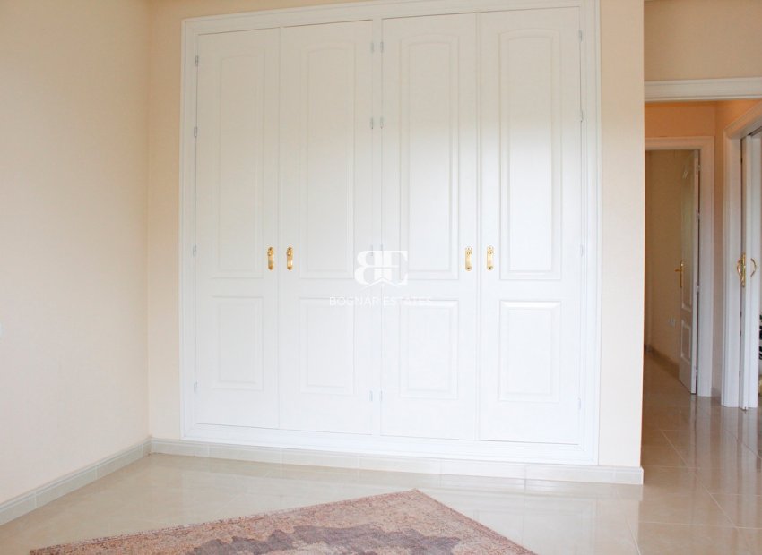 Resale - Villa -
Orihuela Costa - Campoamor Golf